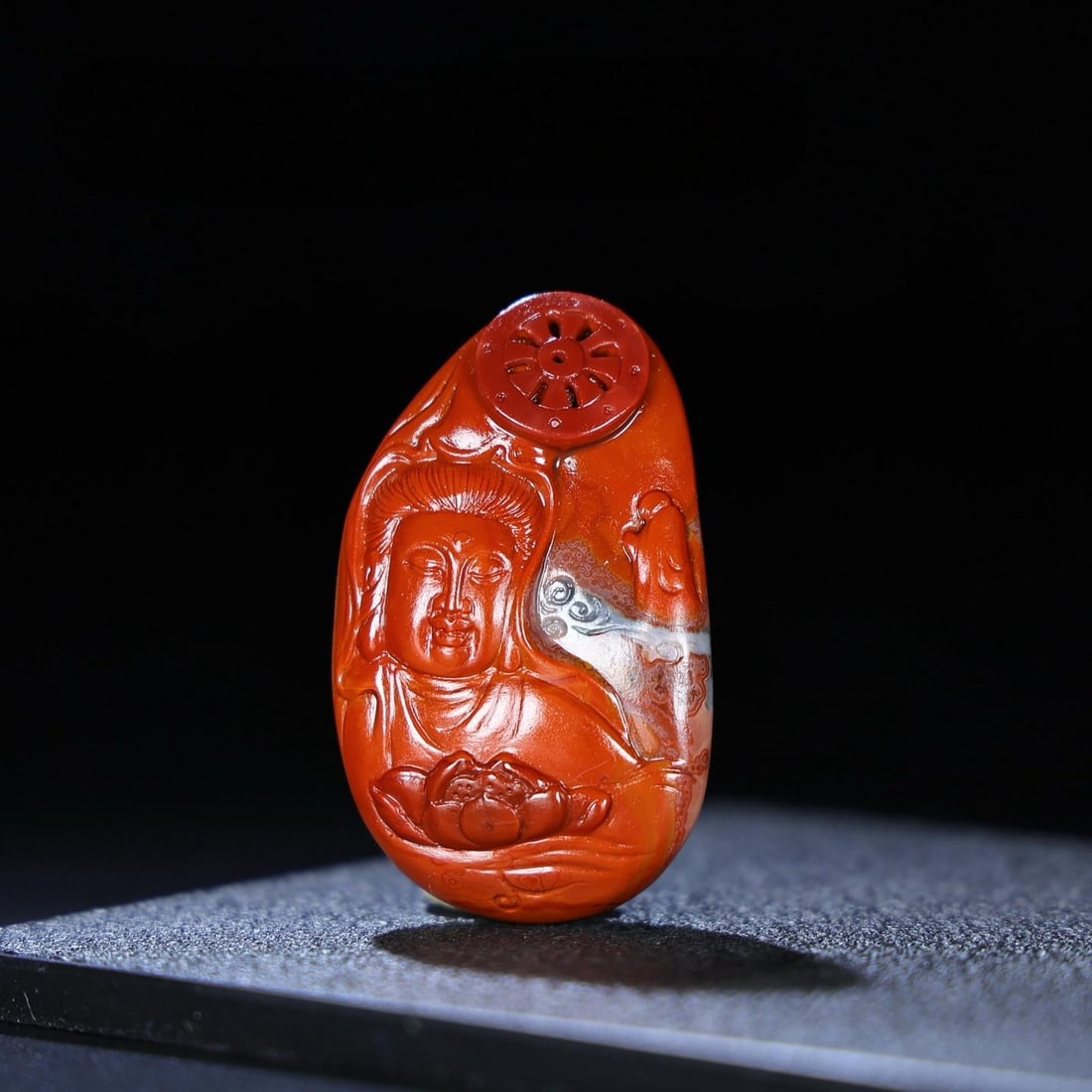 A red agate Guanyin ornament from the Warring States period (1 of 8)