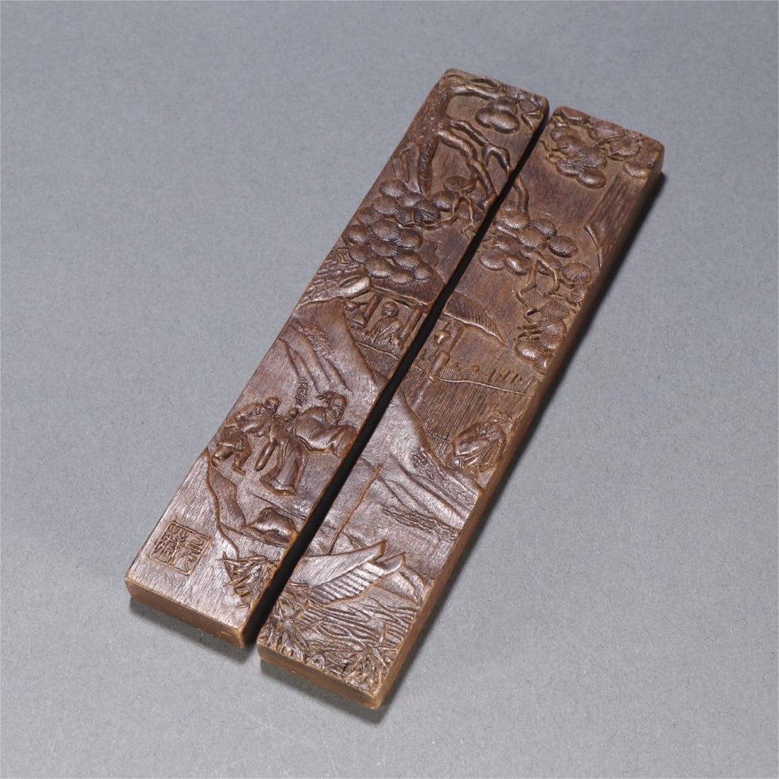 A pair of agarwood characters of the Qing Dynasty story ruler (1 of 9)