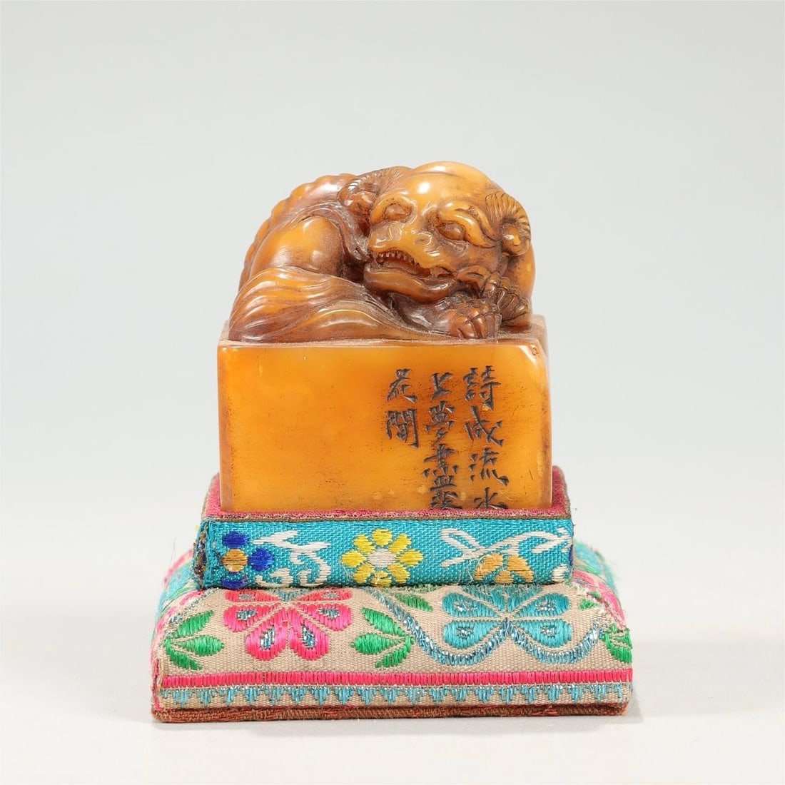 A Qing Dynasty Shoushan stone carving Huang Yi style study room idle chapter: Qing Dynasty Shoushan stone carving Huang Yi style study room idle chapter Size:H:5.5cm W:5.6cm W:215g (The Dimensions Of All Batches Are Manually Measured.If You Need More Detailed Information, Pleas