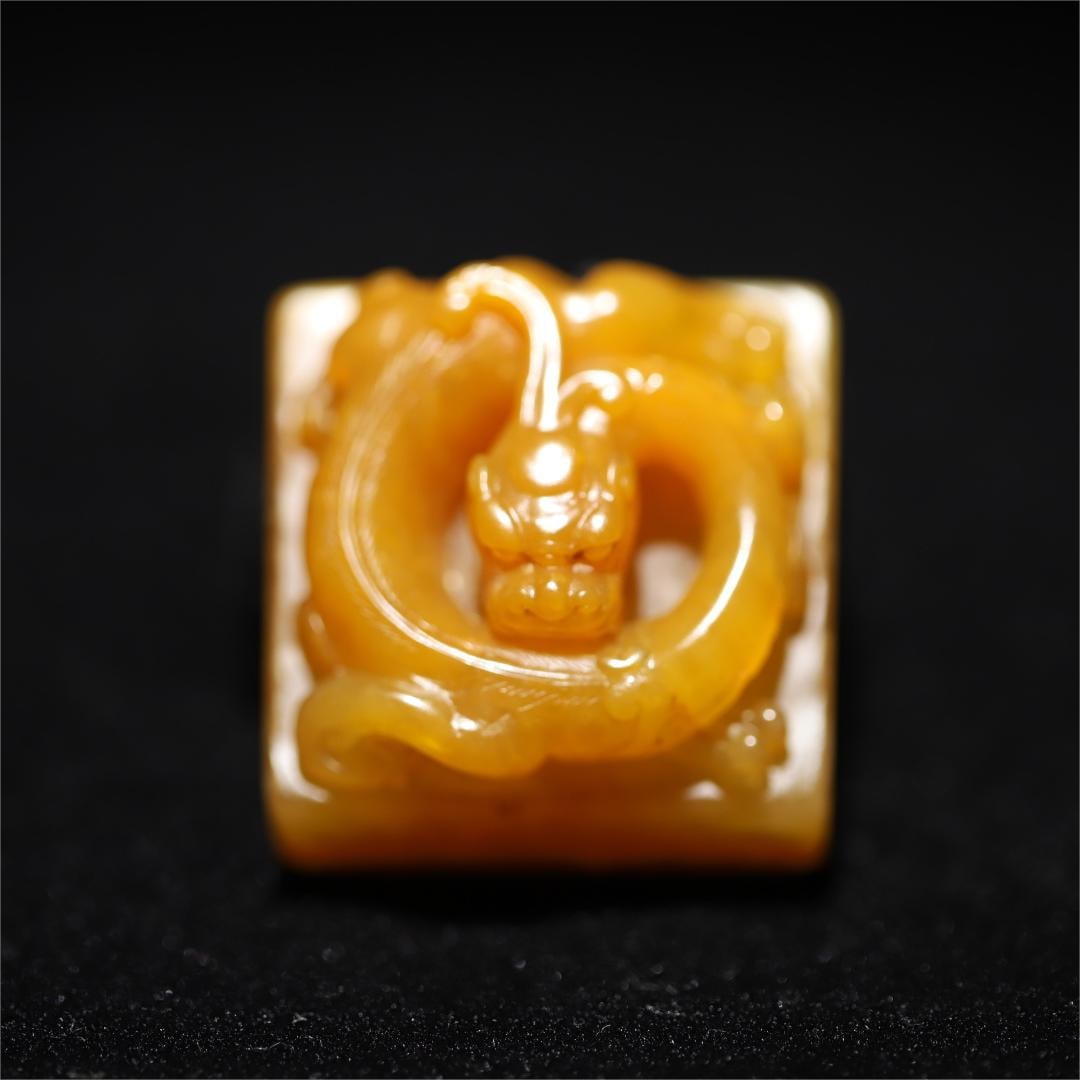 A seal of the Qing Dynasty's West Garden master Tian Huanglong: The Qing Dynasty's West Garden master Tian Huanglong button seal Size:H:2.2x3.35x3.35cm W:44.6g (The Dimensions Of All Batches Are Manually Measured.If You Need More Detailed Information, Please Conta