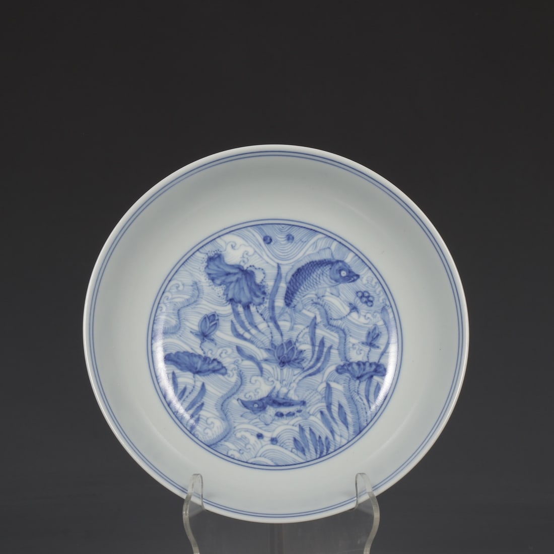 A mackerel algae lotus pattern plate made in the Chenghua year of the Ming Dynasty (1 of 9)