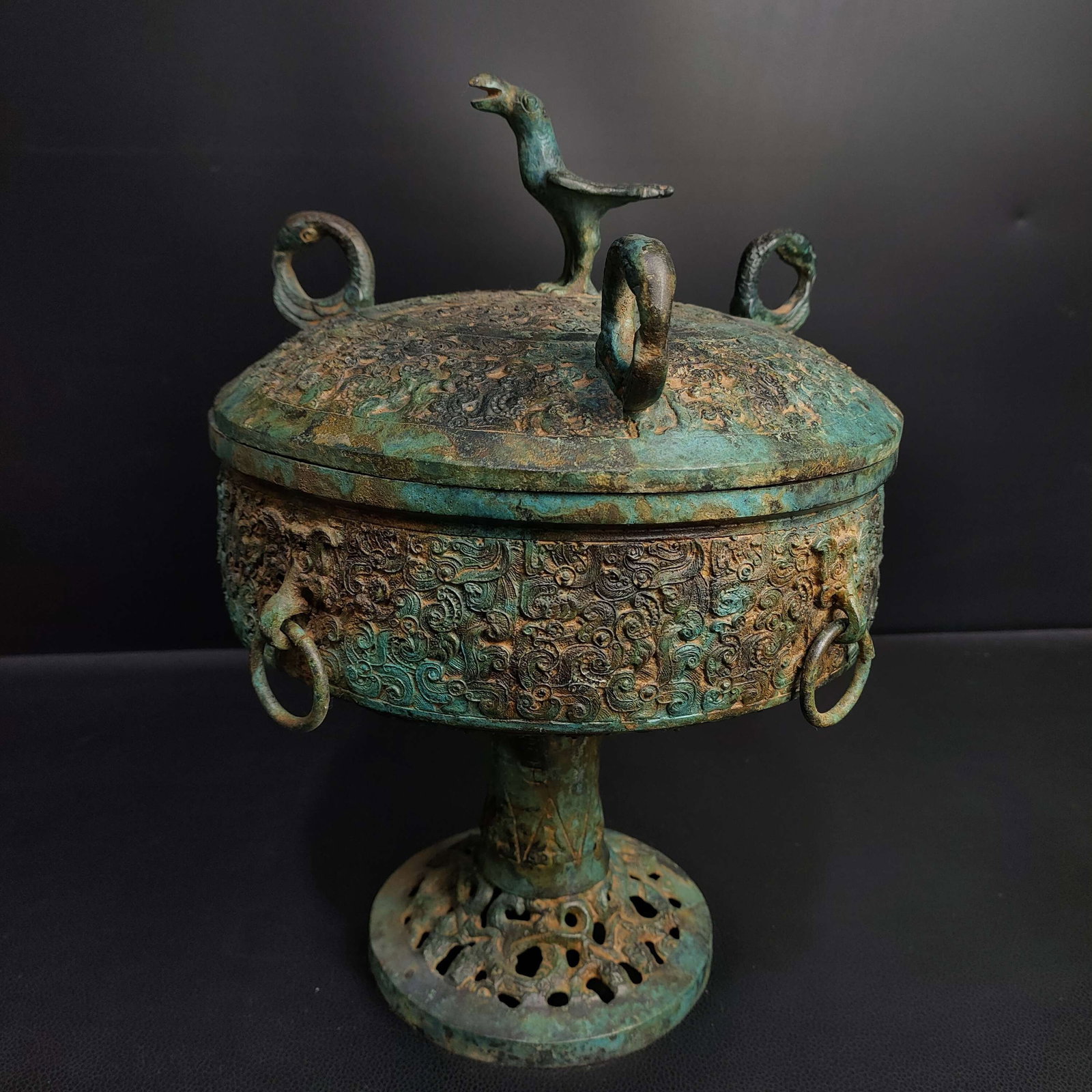A bronze cloud clam worker standing bird round warehouse from the Warring States period (1 of 9)