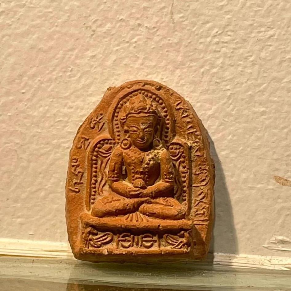 A beautiful longevity Buddha from the Guge period in Tibet: The exquisite longevity Buddha of the Guge period in Tibet Size::3.5x2.5 (The Dimensions Of All Batches Are Manually Measured.If You Need More Detailed Information, Please Contact Our Customer Service