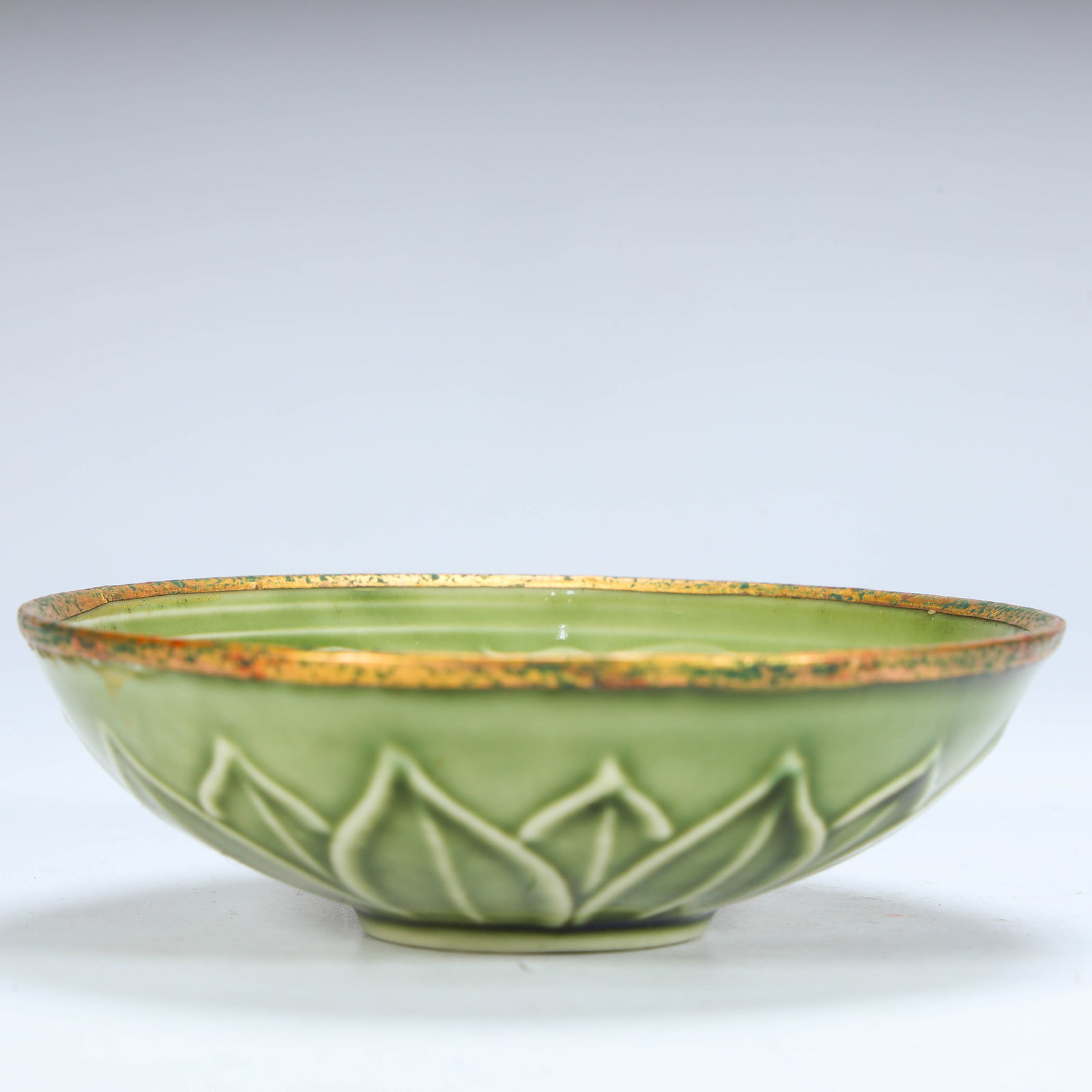 A gold-painted lotus pattern bowl of the Song Dynasty Longquan kiln (1 of 9)
