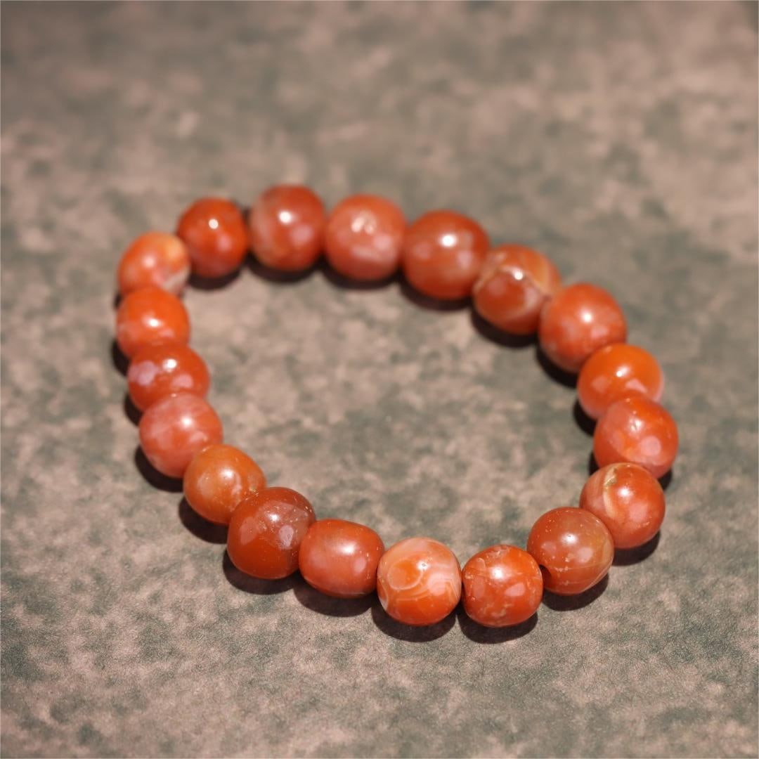 A red agate bracelet from the Qing Dynasty (1 of 9)