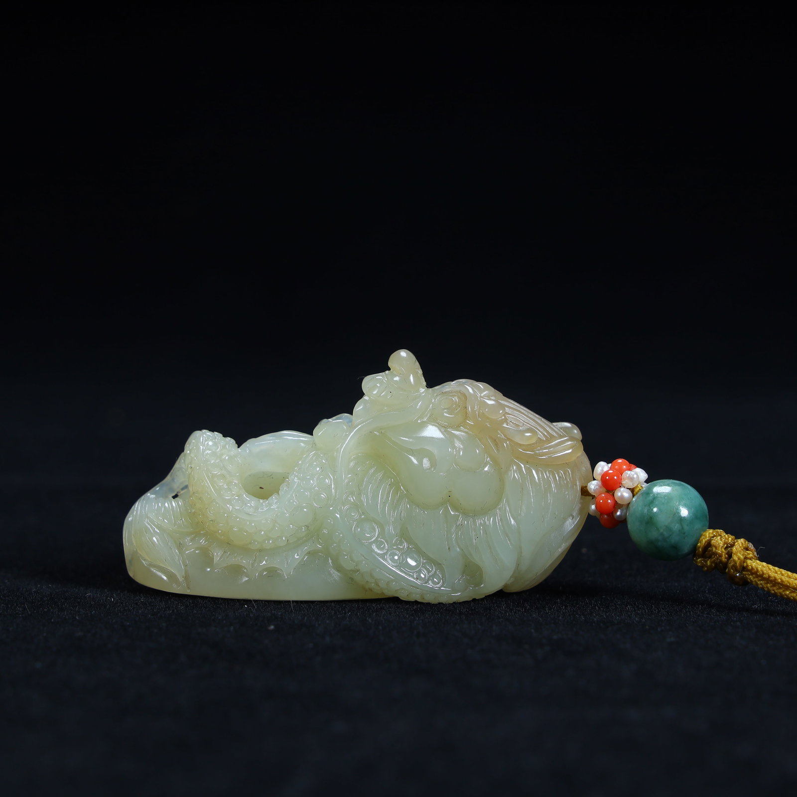 A beautiful Hetian jade dragon-shaped handle (1 of 9)