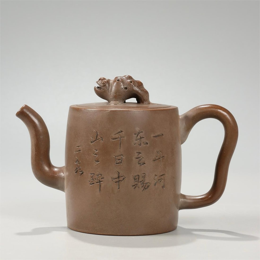 A Qing Dynasty purple sand Erquan Youlan golden toad button lid pot: Qing Dynasty's purple sand Erquan Youlan golden toad button lid pot Size:H:9.5cm L:14cm W:7cm W:213.5g (The Dimensions Of All Batches Are Manually Measured.If You Need More Detailed Information, Pleas