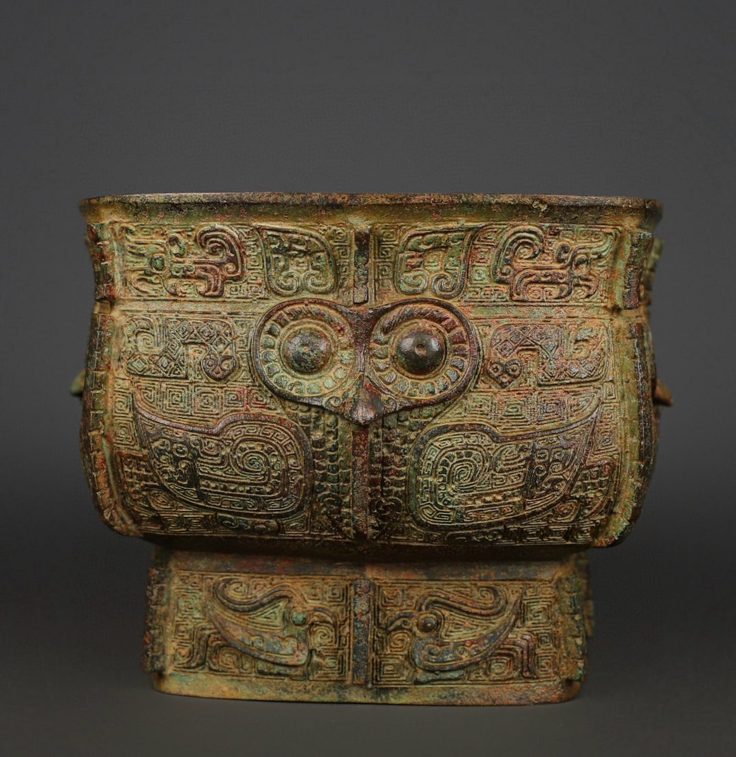 A bronze eagle-faced square vessel of the Western Zhou Dynasty: The bronze eagle-faced square vessel of the Western Zhou Dynasty W:2500g L:17cm H:14cm (The Dimensions Of All Batches Are Manually Measured.If You Need More Detailed Information, Please Contact Our Cu