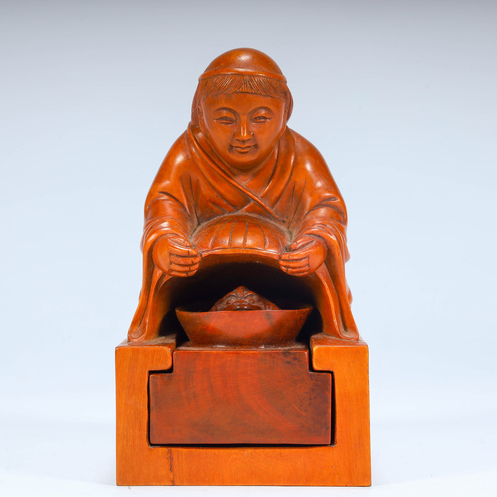 A Qing Dynasty boxwood carving bangs play golden toad pattern overprint: Qing Dynasty boxwood carving bangs play golden toad pattern overprint Size: H:11.5cm L: 6.5cm W:6.5cm W:238g (The Dimensions Of All Batches Are Manually Measured.If You Need More Detailed Information,