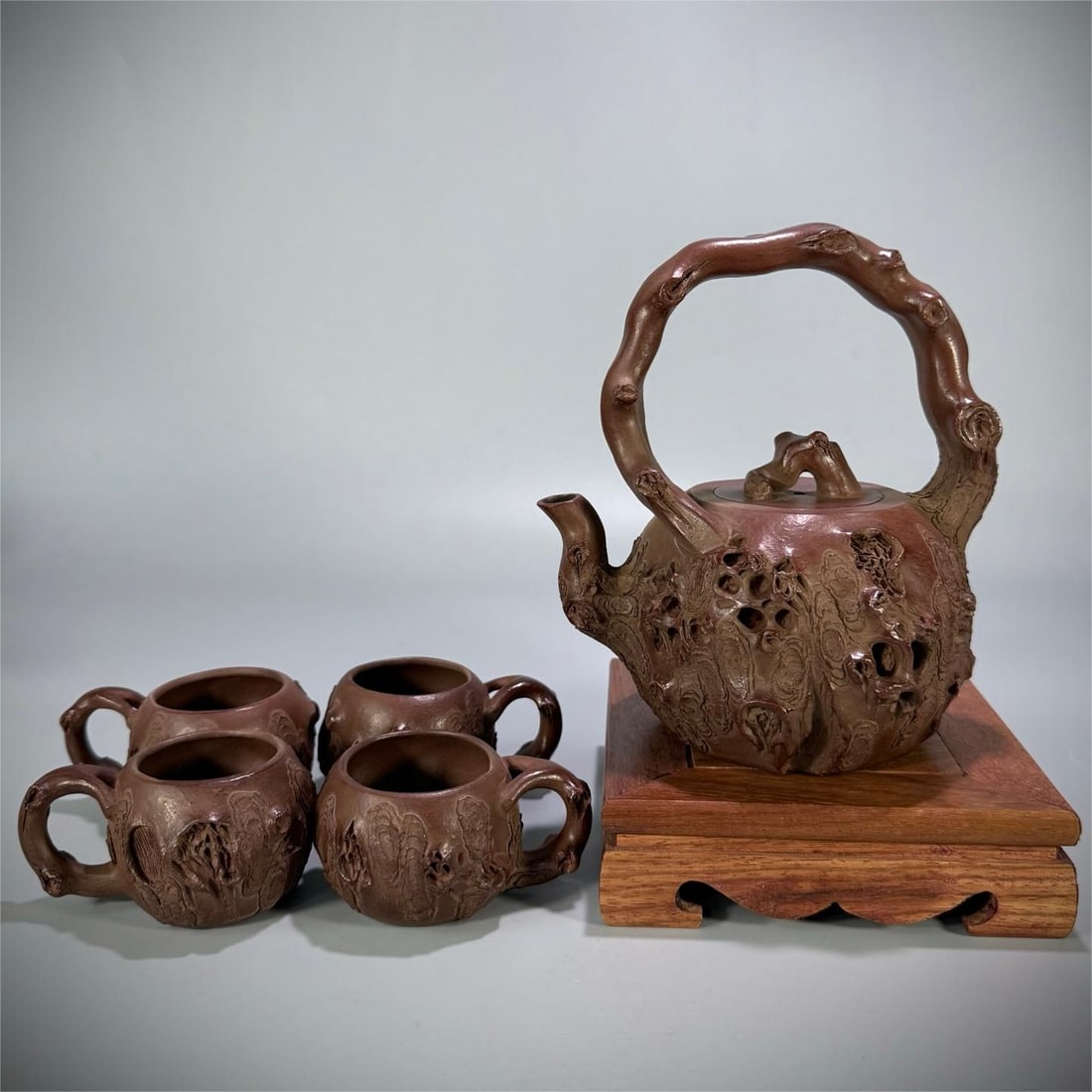 A beautiful handmade openwork stump lifting pot: Exquisite handmade hollow stump beam set pot Kettle Size:13×10.4×14.6cm Kettle W:410g Glass Size:7.7×5.6×4cm Glass W:59g (The Dimensions Of All Batches Are Manually Measured.If You Need More Detai