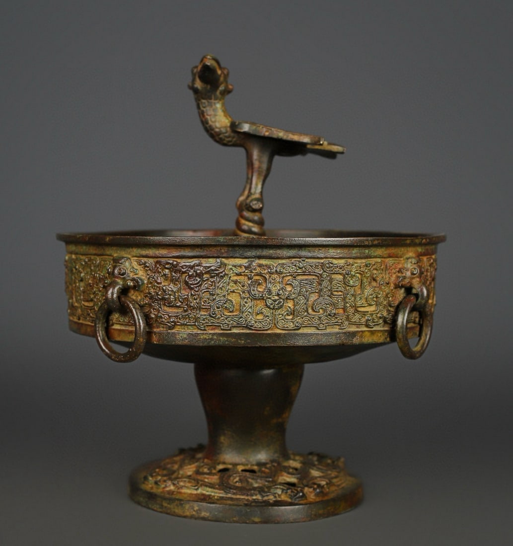 A bronze phoenix bird lamp plate from the Western Zhou Dynasty: The bronze phoenix bird lamp plate of the Western Zhou Dynasty W:2350g L:20cm H:23cm (The Dimensions Of All Batches Are Manually Measured.If You Need More Detailed Information, Please Contact Our Cust