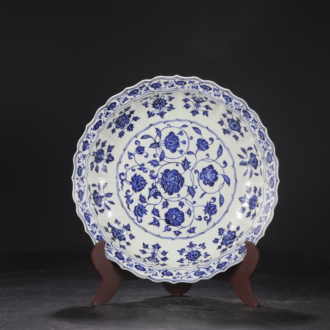 A large plate of blue and white intertwined floral patterns made in the Yongle period of the Ming (1 of 8)