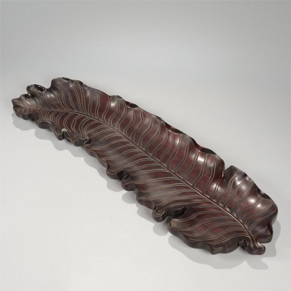 A beautiful sour branch wood carved banana leaf fruit plate: Exquisite sour branch wood carved banana leaf fruit plate Size:L:49.5cm W:15cm H:3cm W:1137g (The Dimensions Of All Batches Are Manually Measured.If You Need More Detailed Information, Please Contact