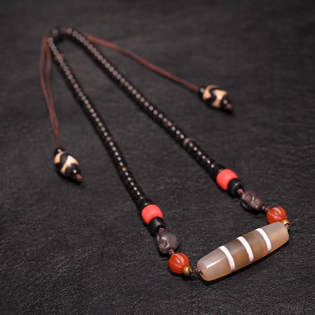 A fine agate Dzi necklace: Exquisite Agate Dzi Necklace Size:4.8x1.4cmW:41g (The Dimensions Of All Batches Are Manually Measured.If You Need More Detailed Information, Please Contact Our Customer Service Before Bidding.)