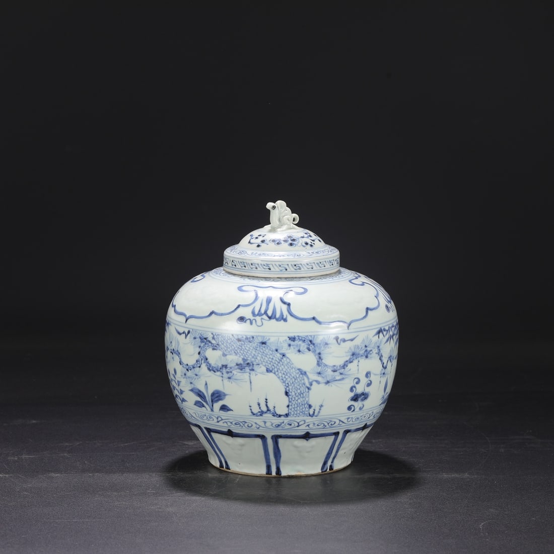 A large lid jar of blue and white Suihan Sanyou pattern in the Yuan Dynasty: The blue and white Suihan Sanyou pattern large lid jar of the Yuan Dynasty Size:H:22cm Calibre:8.5cm Belly diameter:18cm (The Dimensions Of All Batches Are Manually Measured.If You Need More Detailed