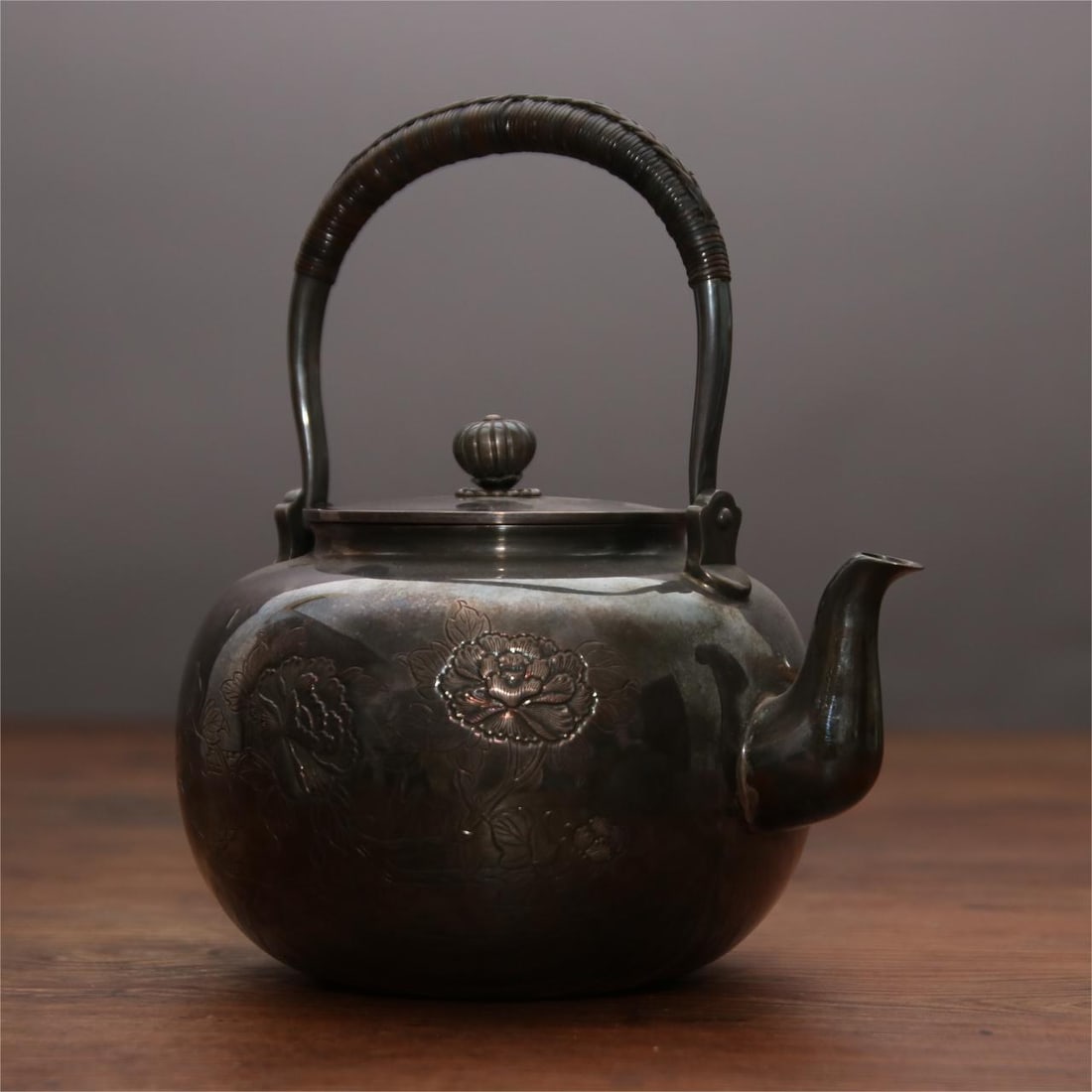 A fine Japanese silver pot (1 of 9)