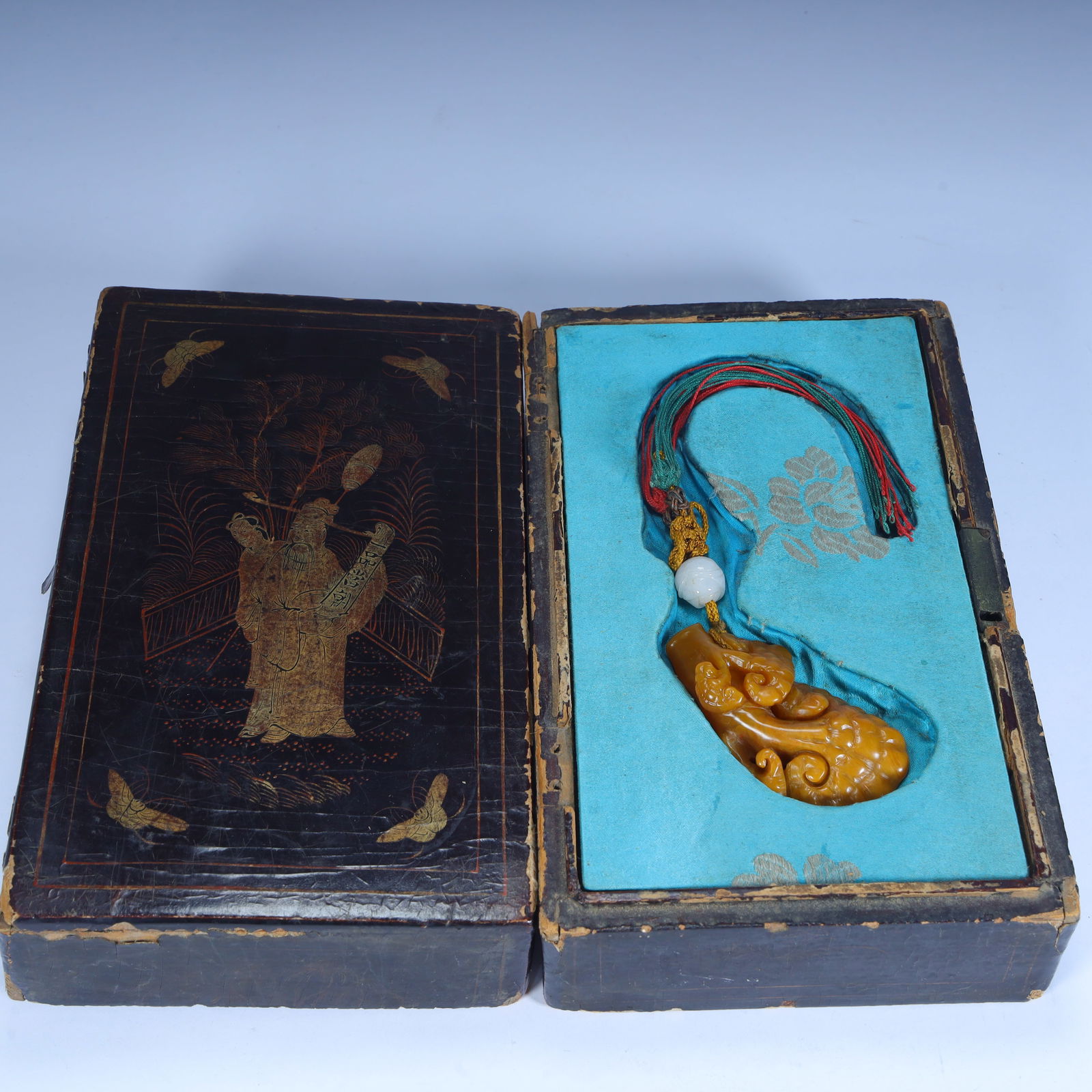 A Qing Dynasty Tianhuang stone carving auspicious beast pattern hanging pendant: The Qing Dynasty's Tianhuang stone carvings have auspicious beast patterns Size: L: 6.5cm W:3.8cm W:53gboxH:8.5cm L: 20cm W:12cm W:373g (The Dimensions Of All Batches Are Manually Measured.If You Need