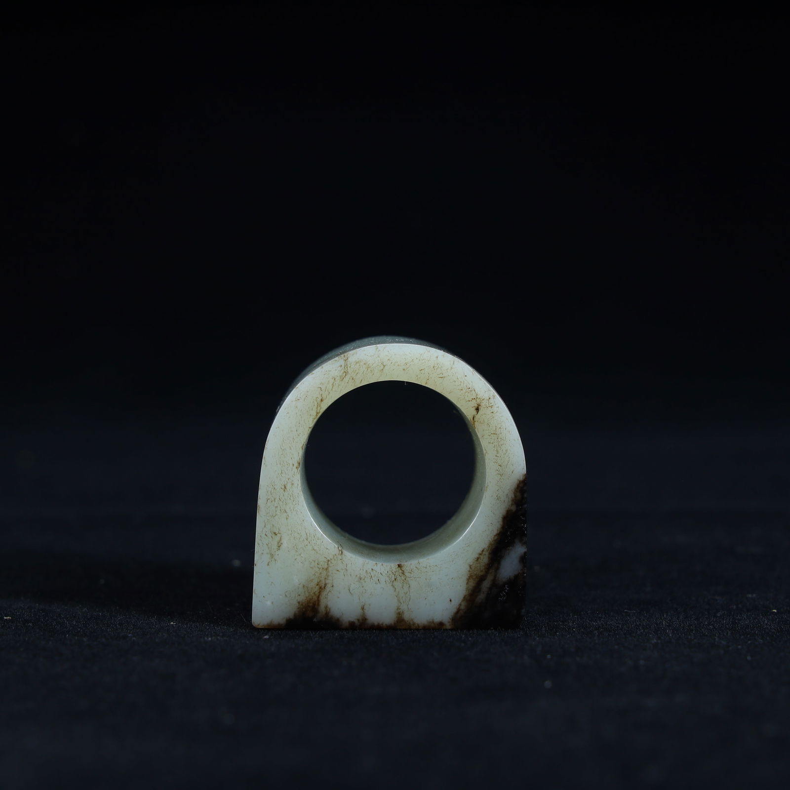 A piece of Hetian jade saddle-shaped finger from the Qing Dynasty: The Hetian jade saddle-shaped finger of the Qing Dynasty Size: H:3.5cm L: 3.3cm W:2.7cm W:47.8g (The Dimensions Of All Batches Are Manually Measured.If You Need More Detailed