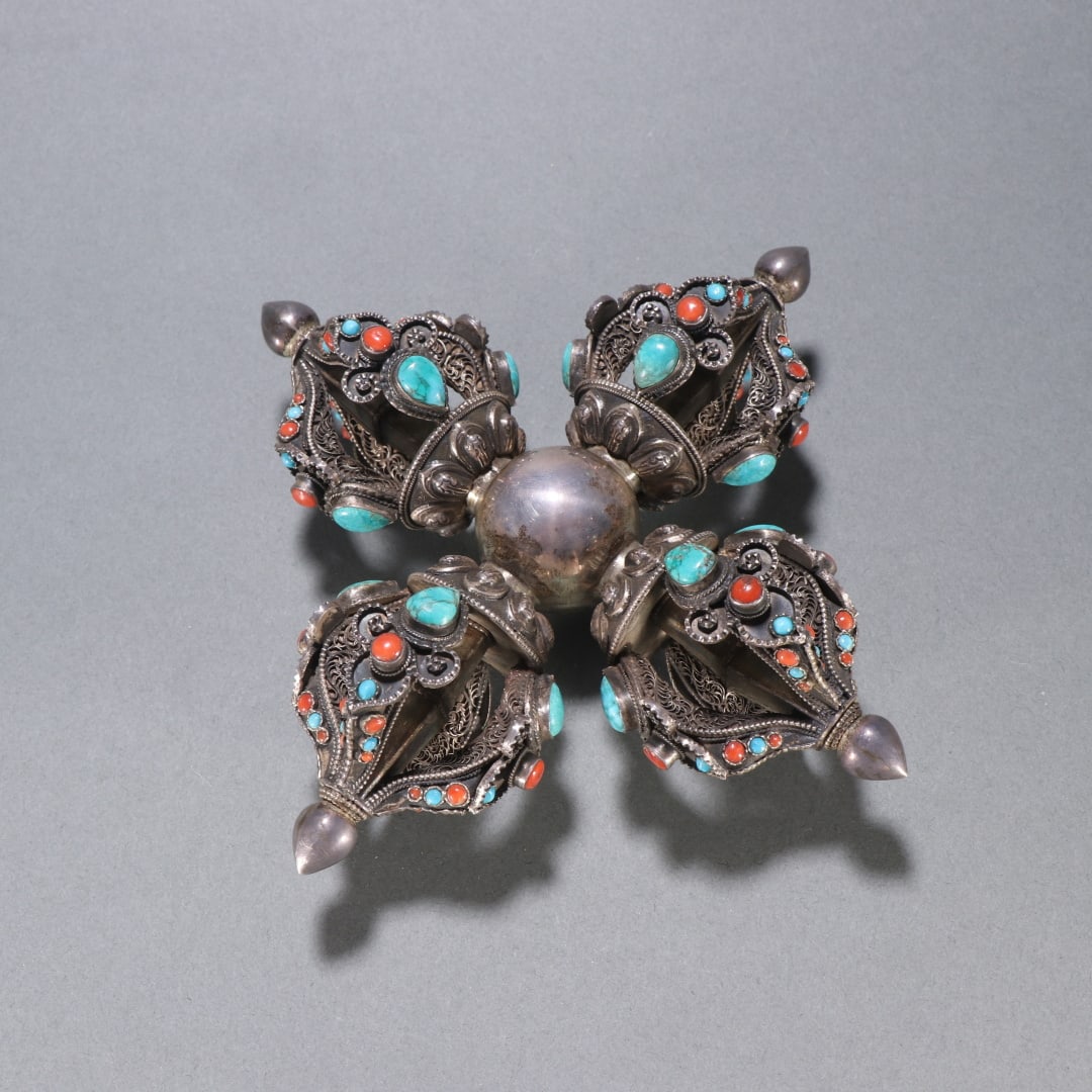 A sterling silver inlaid cross vajra from the Qing Dynasty: The sterling silver inlaid treasure cross vajra of the Qing Dynasty Size:W:17×17cm W:314.7g (The Dimensions Of All Batches Are Manually Measured.If You Need More Detailed Information, Please Contact