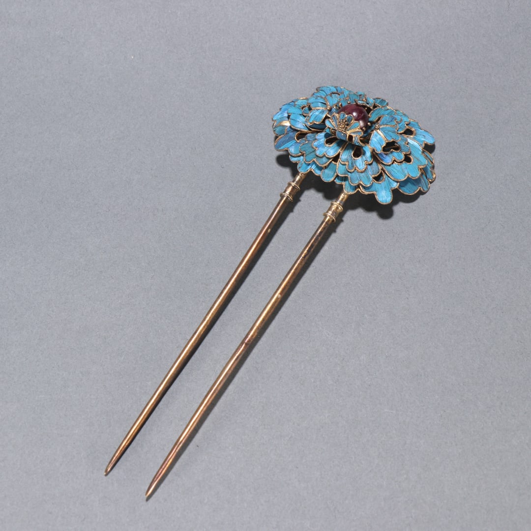 A copper-gilt emerald peony flower hairpin from the Qing Dynasty: Qing Dynasty copper gilt emerald peony flower hairpin Size:L:16.1cm W:5.9cm W:38.3g (The Dimensions Of All Batches Are Manually Measured.If You Need More Detailed Information, Please Contact Our Custo