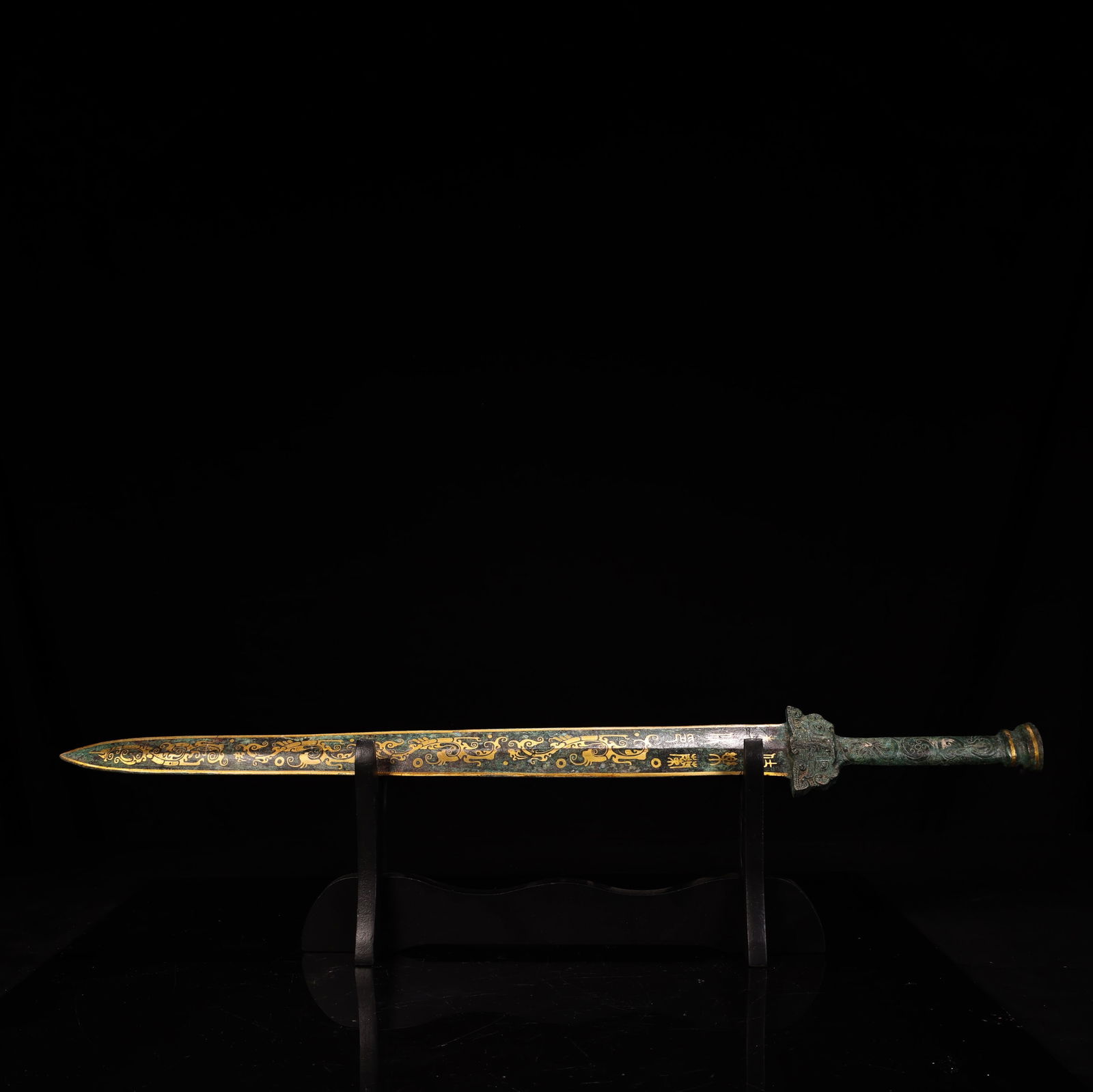A fine bronze sword with inscription on gold belt (1 of 10)