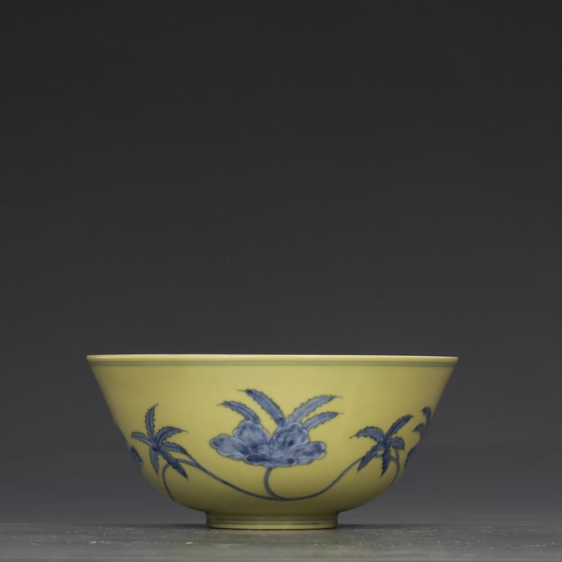 A yellow blue and white okra pattern bowl made in the Chenghua year of the Ming Dynasty: The yellow blue and white okra pattern bowl made in the Chenghua year of the Ming Dynasty Size:H:7.4cm Calibre:15.6cm (The Dimensions Of All Batches Are Manually Measured.If You Need More Detailed Inf
