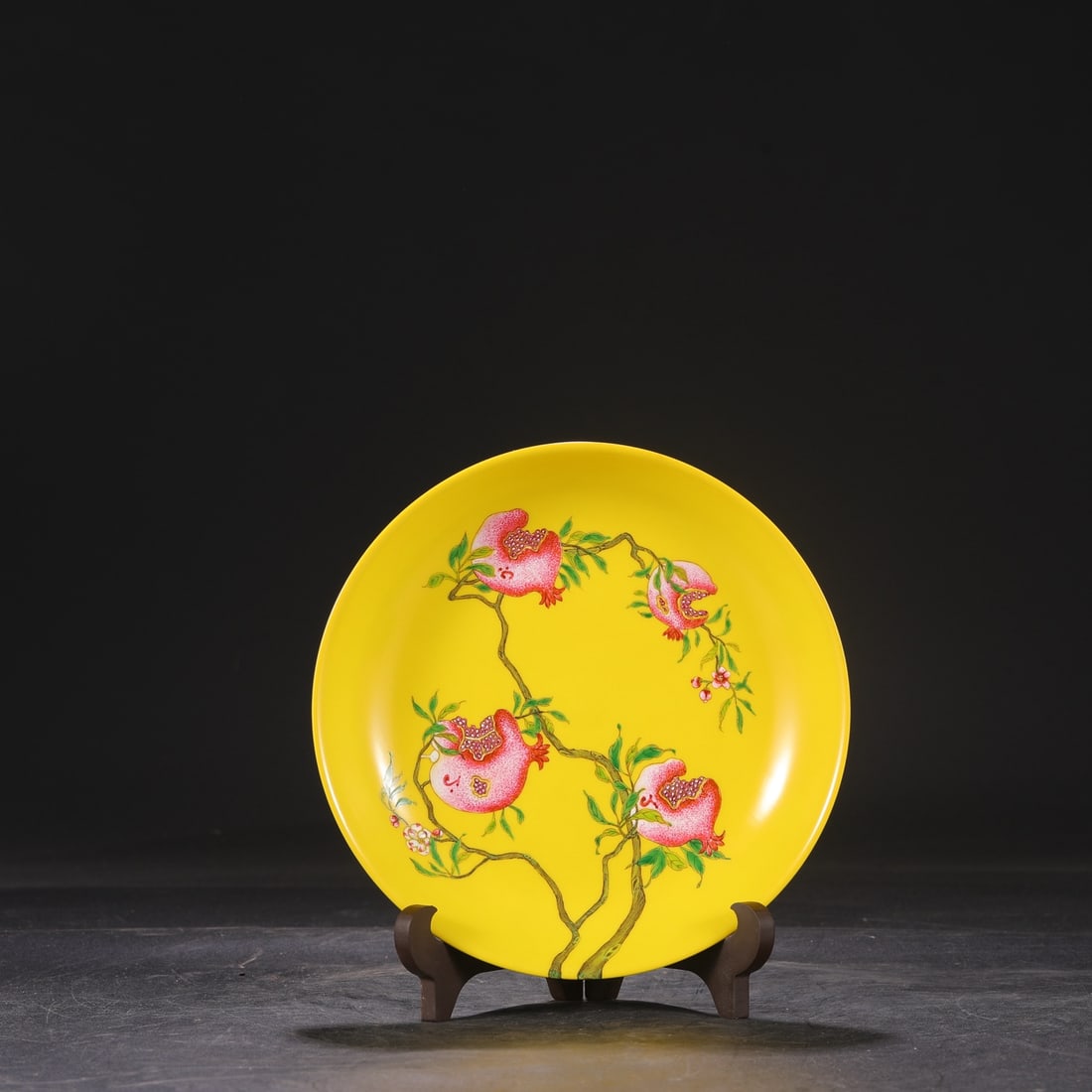 A large plate with a pomegranate pattern of enamel colored folded branches made in the Yongzheng: Qing Dynasty Yongzheng year enamel folded branch pomegranate pattern plate Size:H:4cm D:20.5cm (The Dimensions Of All Batches Are Manually Measured.If You Need More Detailed Information, Please Contac