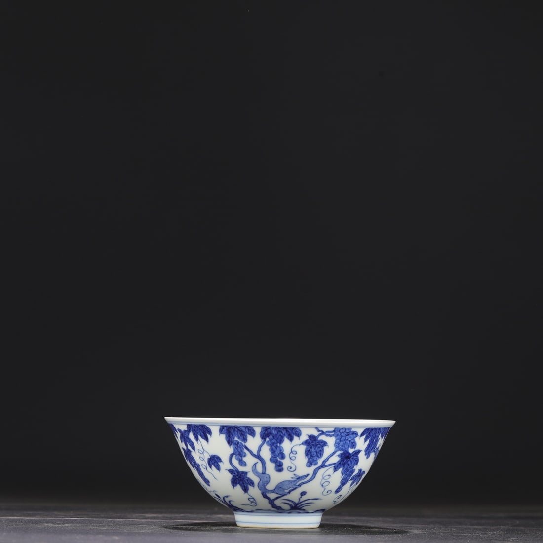 A blue and white squirrel grape-patterned palace bowl made in the Chenghua year of the Ming Dynasty: The blue and white squirrel grape-patterned palace bowl made in the Chenghua year of the Ming Dynasty Size:H:7cm Calibre:14.5cm (The Dimensions Of All Batches Are Manually Measured.If You Need More De