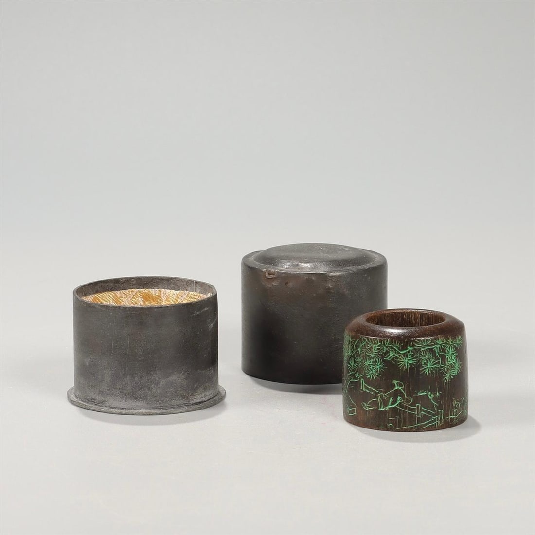 A Qing Dynasty Qinan agarwood Wu Dacheng finger: Qing Dynasty Qi Nan agarwood Wu Dacheng style finger Size:H:3.1cm W:3.7cm Circle:2.2cm W:20.5g (The Dimensions Of All Batches Are Manually Measured.If You Need More Detailed Information, Please Contac