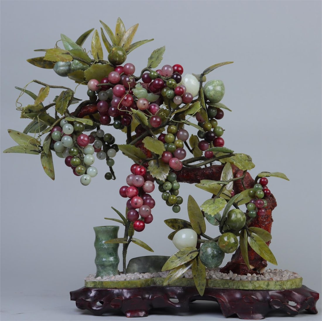 A beautiful natural Xiuyu carved longevity peach grape pot from the period of foreign exchange (1 of 9)