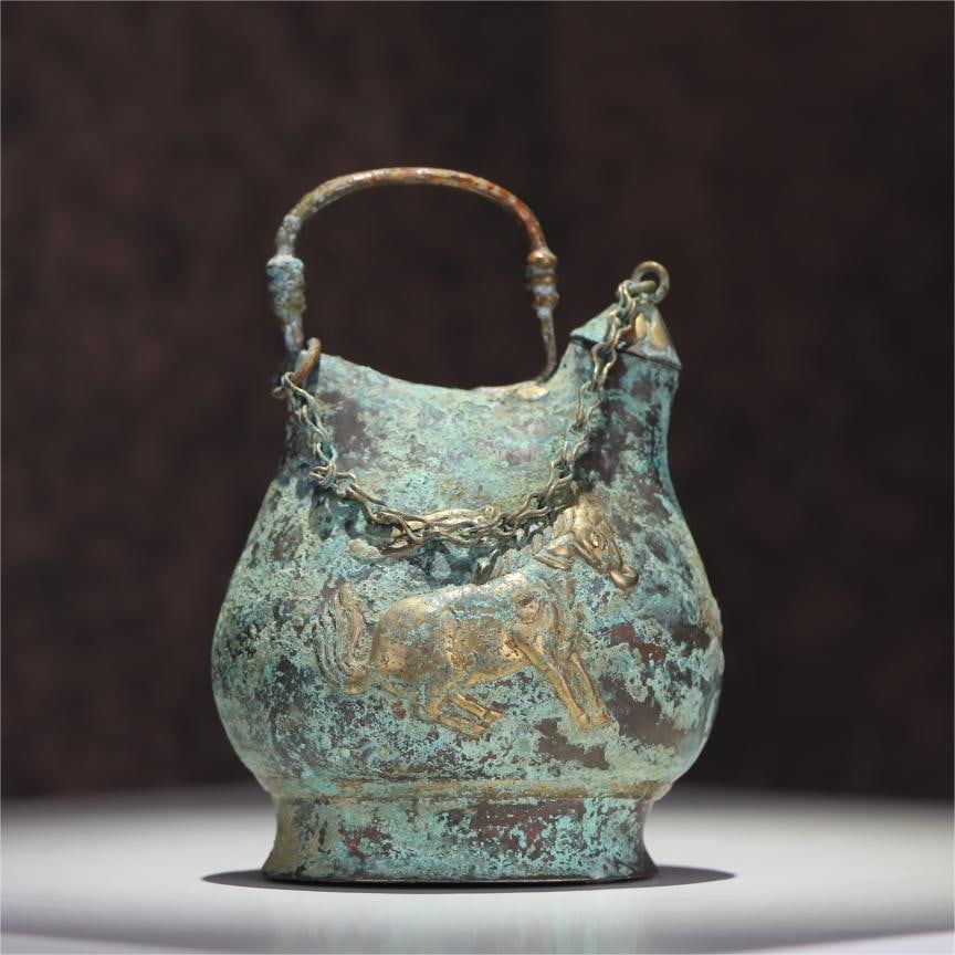 A silver pot with a gilded dance horse bit cup pattern from the Tang Dynasty: The gilded dance horse bit cup pattern silver pot of the Tang Dynasty Size:H:15.2x10.5x6.7cm W:473g (The Dimensions Of All Batches Are Manually Measured.If You Need More Detailed Information, Please C