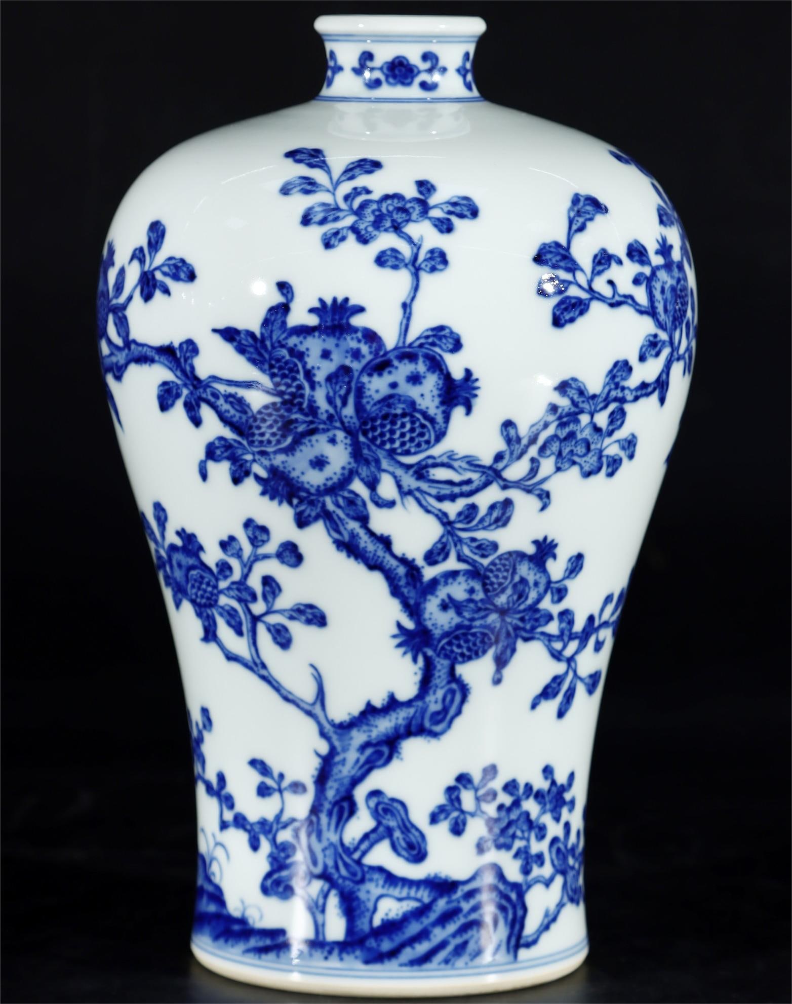 A blue and white pomegranate pattern plum bottle made in the Qianlong period of the Qing Dynasty: Qing Dynasty Qianlong year blue and white pomegranate pattern plum bottle Size:H:23cm Belly diameter:14.3cm (The Dimensions Of All Batches Are Manually Measured.If You Need More Detailed Information,