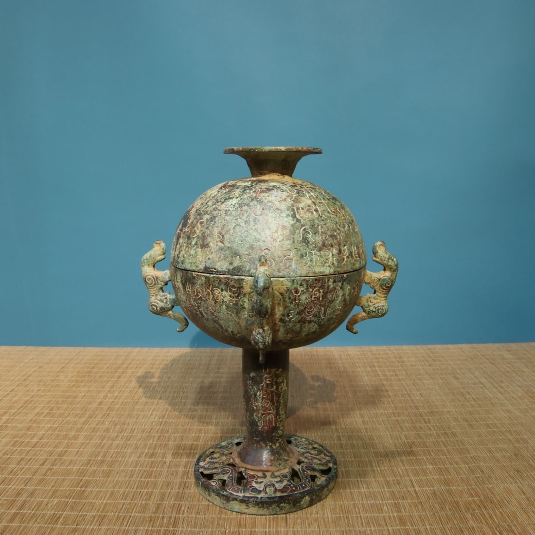 A beautiful bronze inscription: Exquisite bronze inscriptions D:22cm H:30cm W:2.5kg (The Dimensions Of All Batches Are Manually Measured.If You Need More Detailed Information, Please Contact Our Customer Service