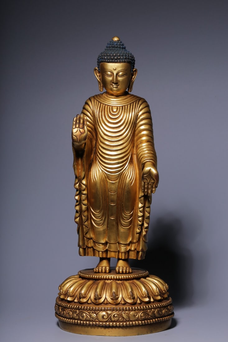 A bronze gilt statue of the Great Sun Buddha from the Qing Dynasty: The bronze gilt Buddha statue of the Qing Dynasty Size:H:33cm D:23.5cm W:3177g (The Dimensions Of All Batches Are Manually Measured.If You Need More Detailed Information, Please