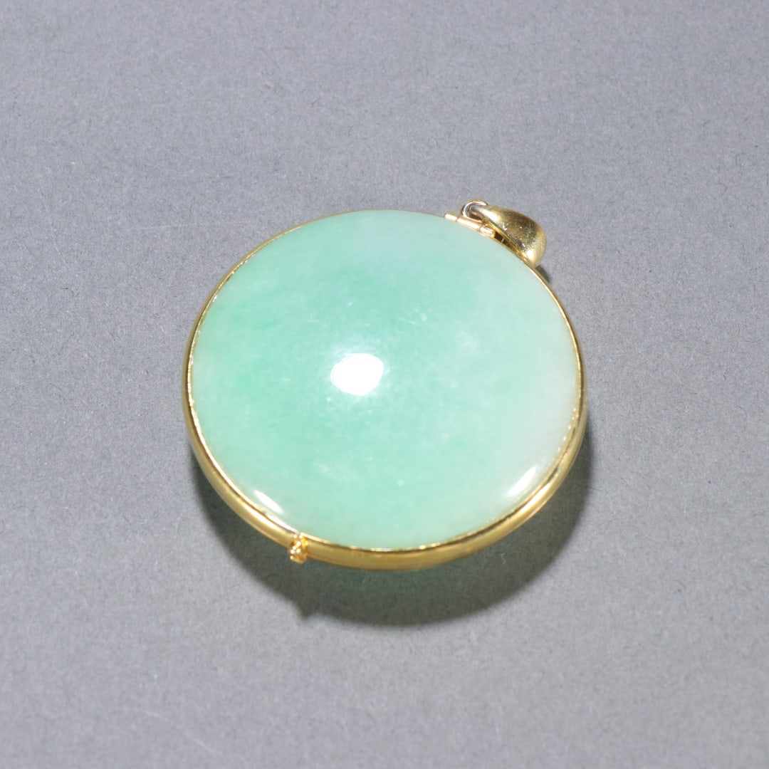 A jade-encapsulated Guanyin Maitreya pocket watch amulet of the Qing Dynasty: The jade-encapsulated Guanyin Maitreya pocket watch of the Qing Dynasty amulet Size:W:5.6×5.1cm W:65.9g (The Dimensions Of All Batches Are Manually Measured.If You Need More