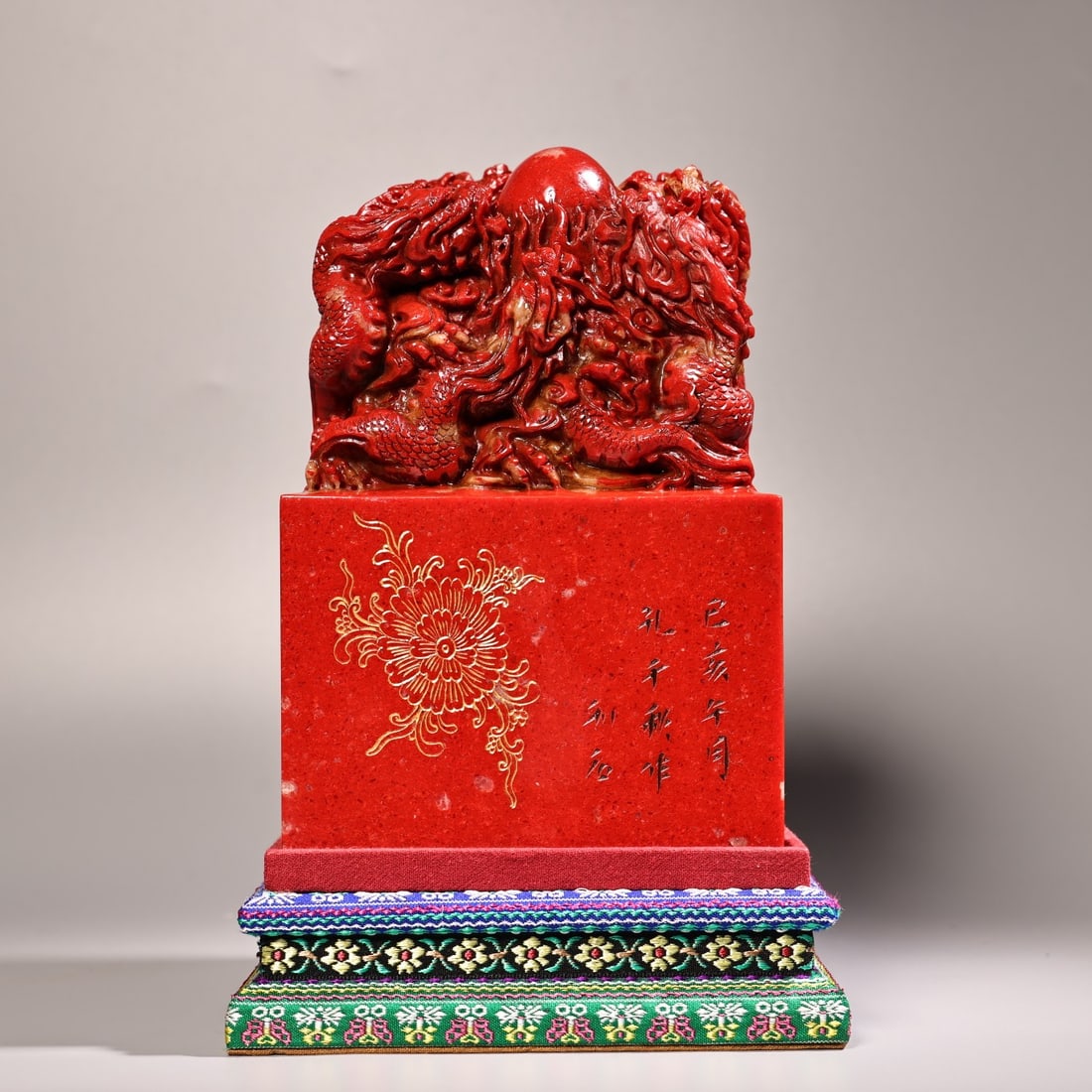 A beautiful old handmade high-relief carved bloodstone Kowloon seal: Exquisite old pure handmade high relief carving bloodstone Kowloon seal Size:W:6100g D:12X12cm H:20cm (The Dimensions Of All Batches Are Manually Measured.If You Need More Detailed