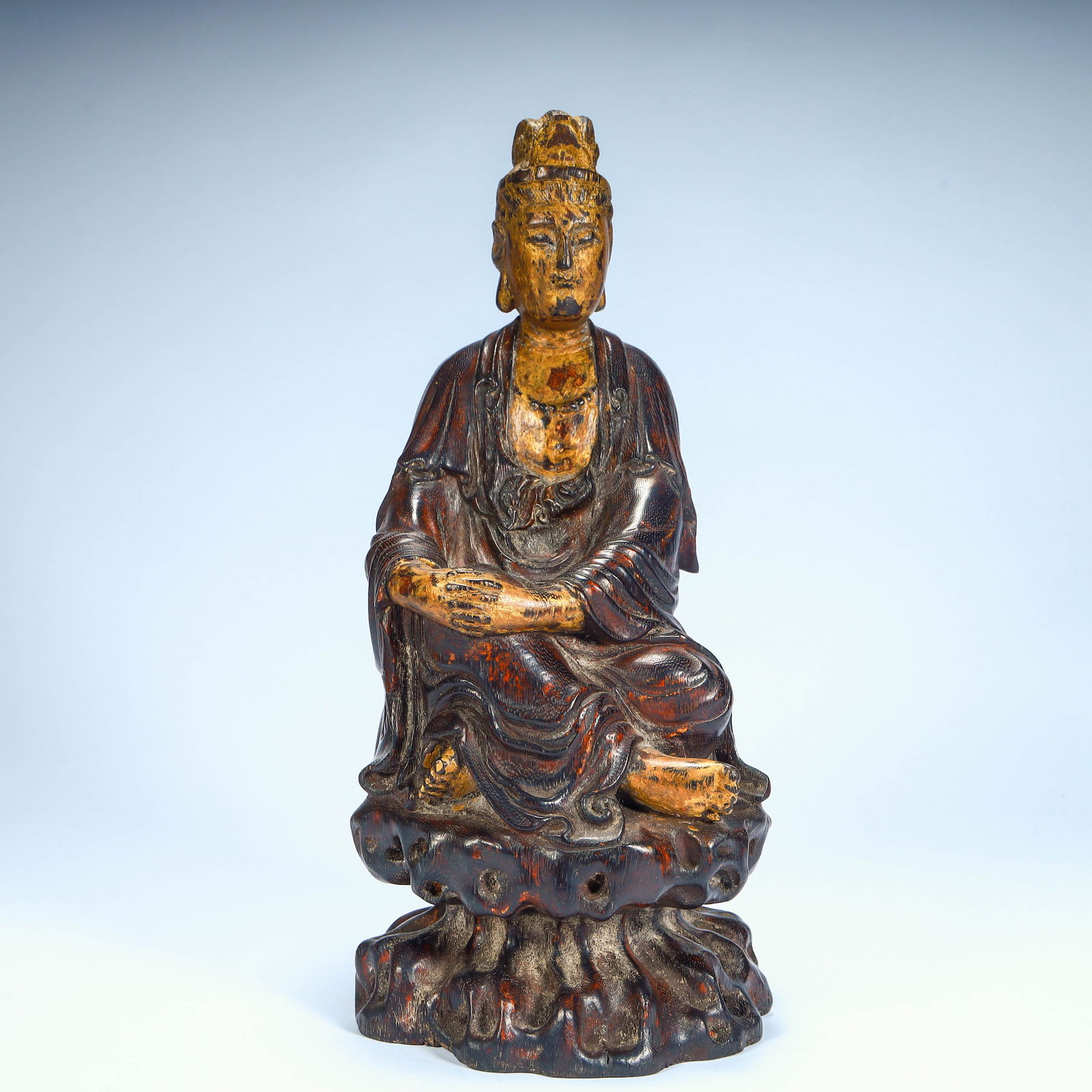 A statue of Guanyin painted with wooden tires in gold from the Qing Dynasty (1 of 10)