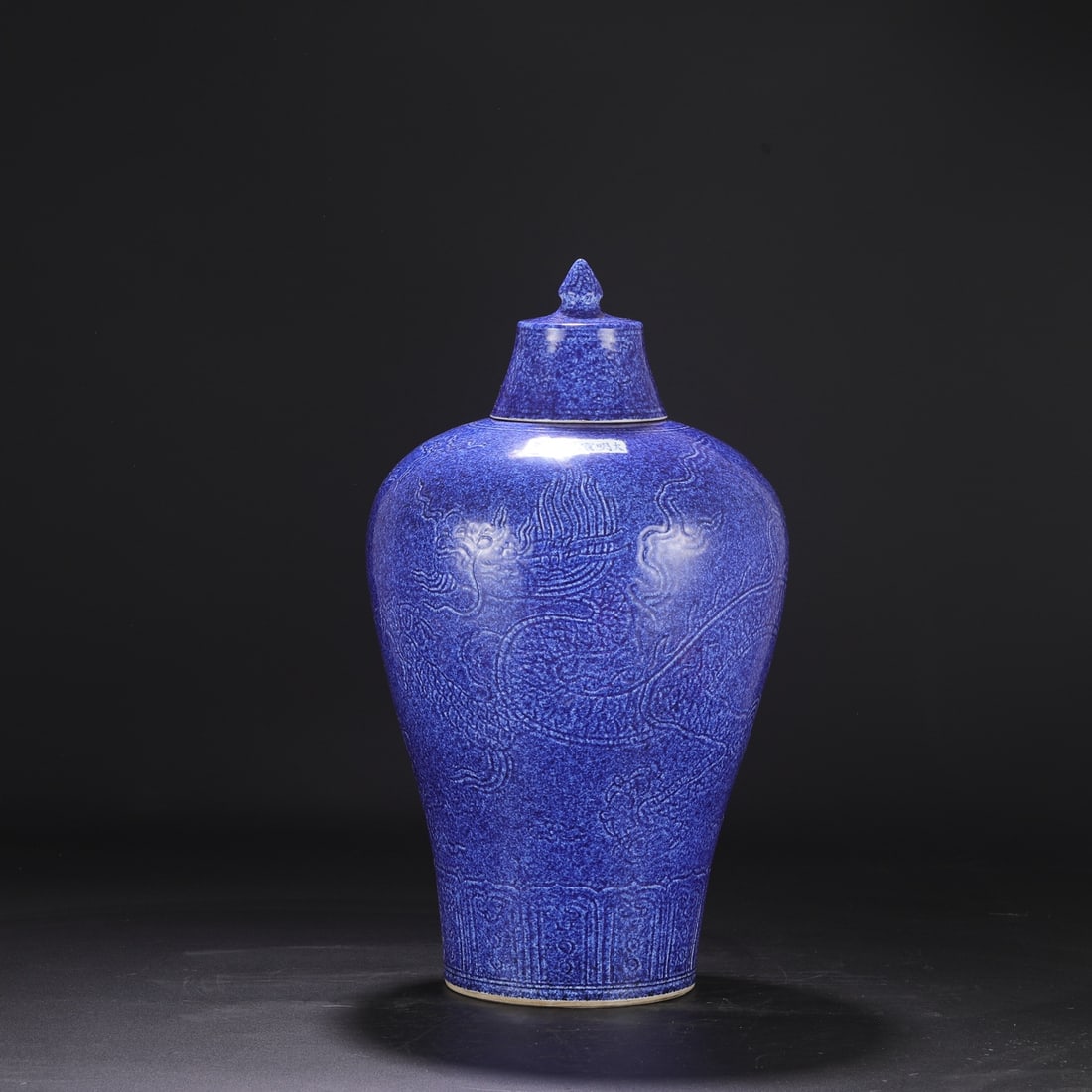A large plum bottle with a lid made in the Xuande period of the Ming Dynasty with blue glaze carved (1 of 9)