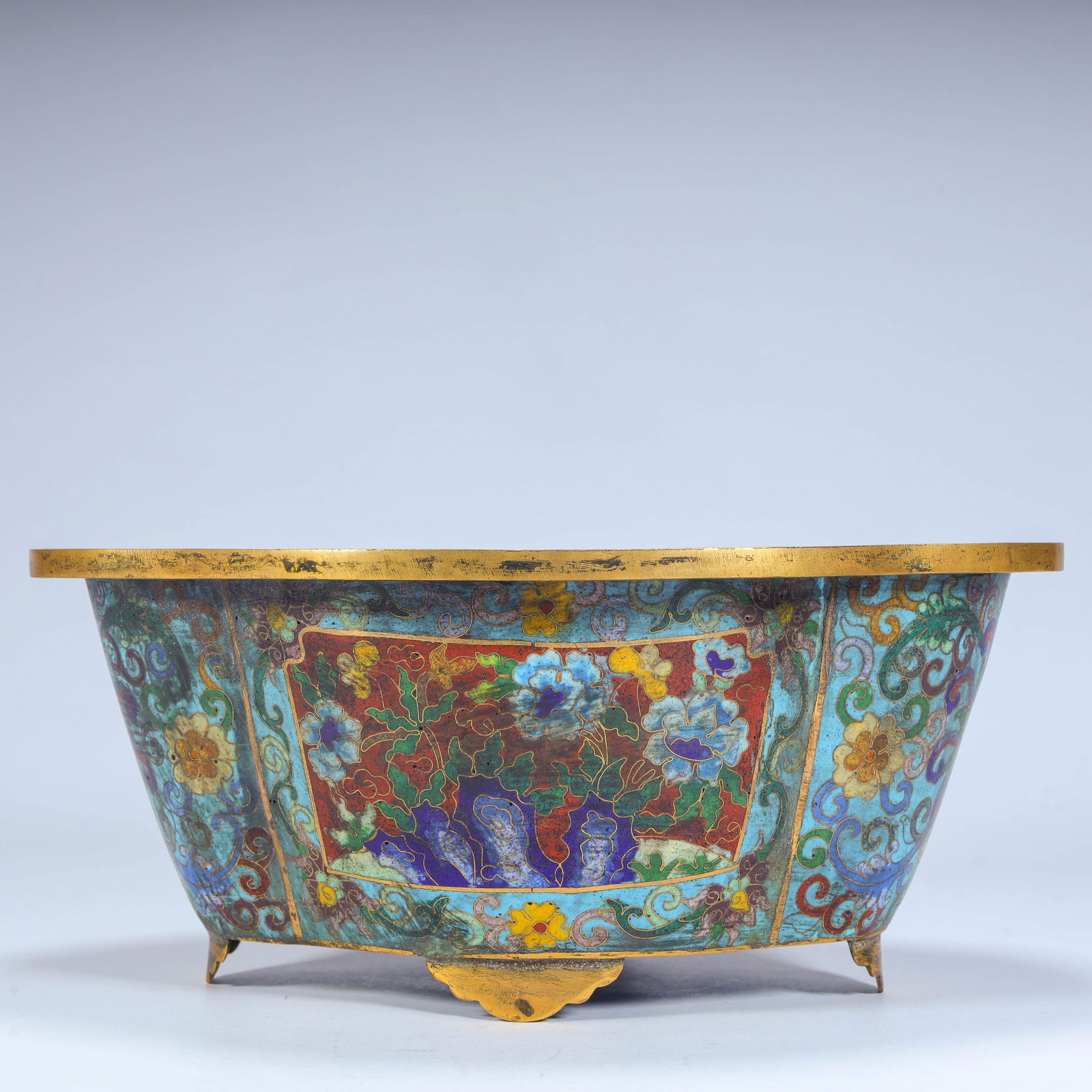 A Qing Dynasty copper tired cloisonn é enamel flower pattern flower pot: Qing Dynasty copper tire cloisonné enamel flower pattern flower pot Size: H:11.5cm L: 26cm W:19.5cm W:2.1kg (The Dimensions Of All Batches Are Manually Measured.If You Need More Detailed Information,