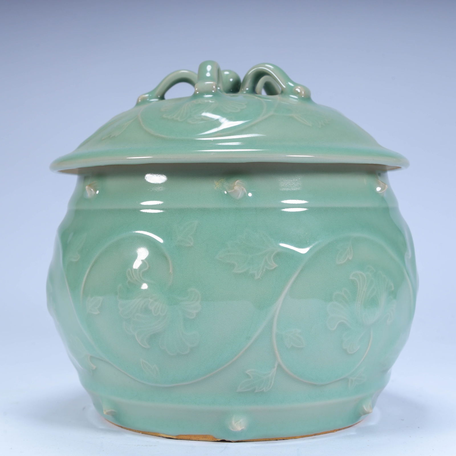 A pink celadon carved lid jar from the Qing Dynasty: Qing Dynasty pink blue glaze carved lid jar Size: H:16cm L: 16cm W:16cm W:1.4kg (The Dimensions Of All Batches Are Manually Measured.If You Need More Detailed Information, Please Contact Our Customer
