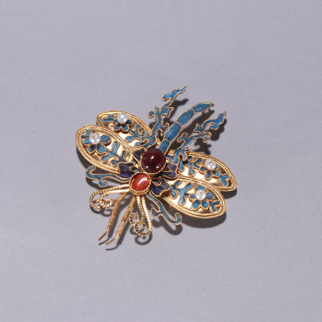 A silver-gilt emerald butterfly brooch from the Qing Dynasty: Qing Dynasty silver-gilt emerald butterfly-shaped brooch Size:W:6.4×5.7cm W:11.6g (The Dimensions Of All Batches Are Manually Measured.If You Need More Detailed Information, Please Contact Our Custom