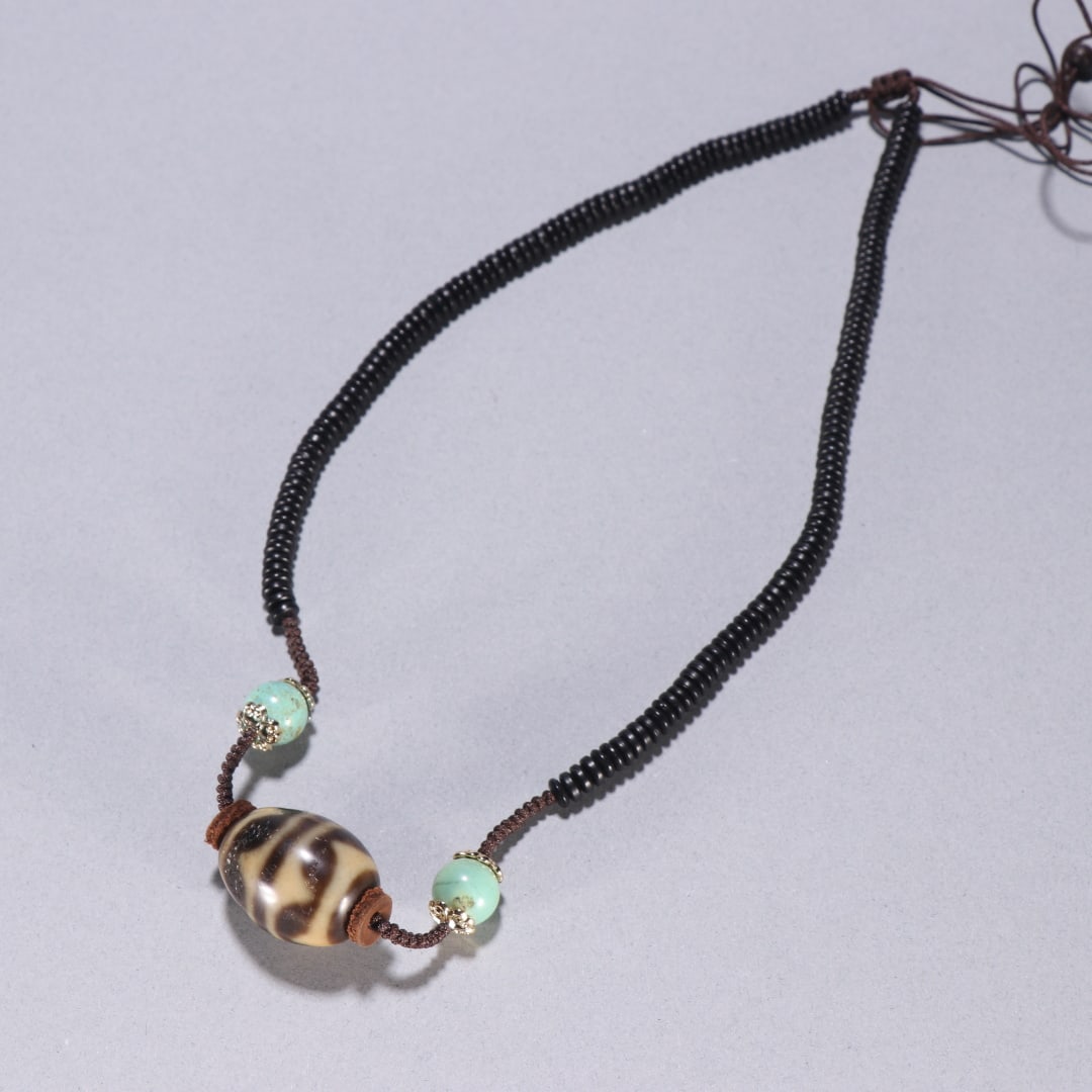 A beautiful Dzi clavicle chain: Exquisite Dzi clavicle chain Size:W:2.3x1.8cmW:20g (The Dimensions Of All Batches Are Manually Measured.If You Need More Detailed Information, Please Contact Our Customer Service Before Bidding.)