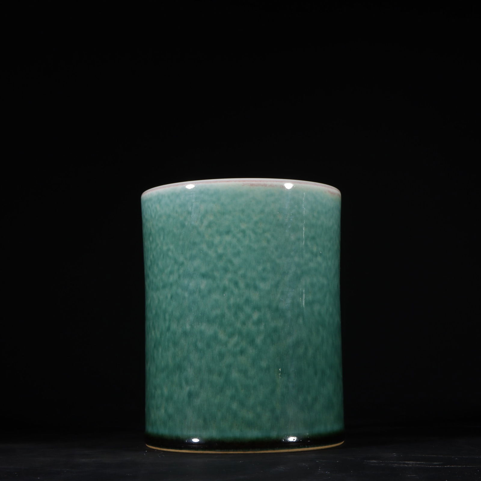 A green pen holder made in the Kangxi period of the Qing Dynasty: The green pen holder of the Lang kiln made in the Kangxi period of the Qing Dynasty Size:H:13.7cm W:11cm (The Dimensions Of All Batches Are Manually Measured.If You Need More Detailed Information, Ple