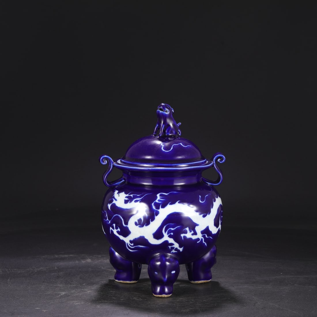 A Yuan Dynasty blue glaze blank carved cloud dragon pattern tripod-style large lid pot smoker: The Yuan Dynasty's blue glaze is blank and carved with cloud dragon pattern tripod-style large lid jar smoker Size:H:29.5cm Calibre:16cm D:18.5cm (The Dimensions Of All Batches Are Manually Measured.I