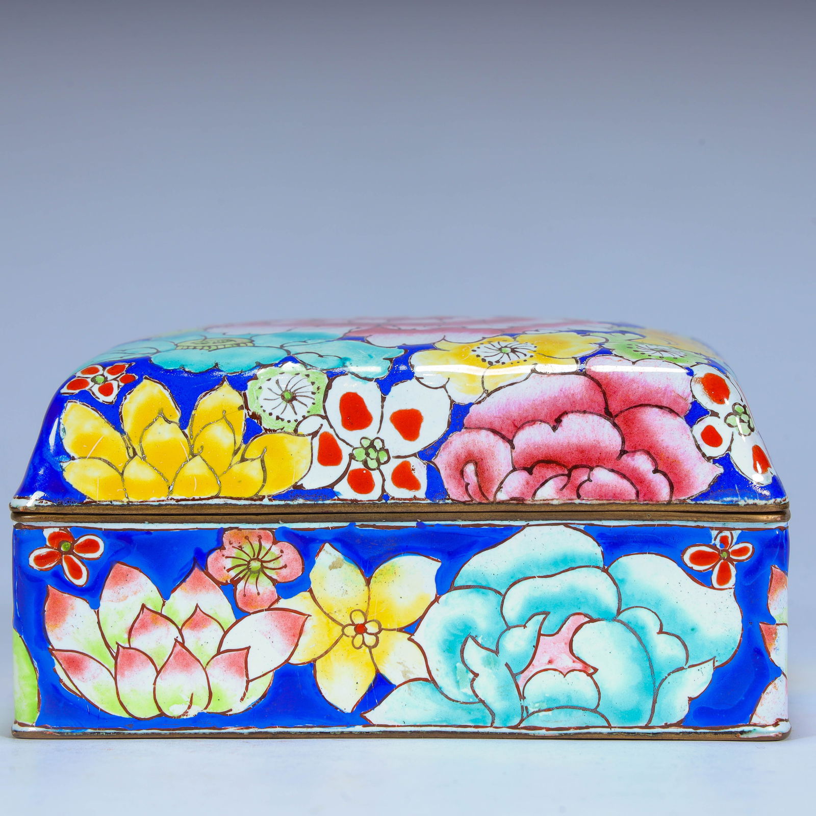 A Qing Dynasty copper tire painting enamel hundred pattern lid box: Qing Dynasty copper tire painting enamel hundred pattern lid box Size: H:6cm L: 11.5cm W:9cm W:382.4g (The Dimensions Of All Batches Are Manually Measured.If You Need More Detailed Information, Please