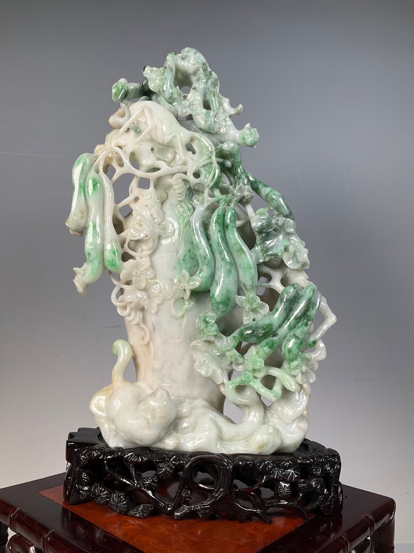 A beautiful natural jadeite carved cap bottle from the Huaishui period (1 of 9)