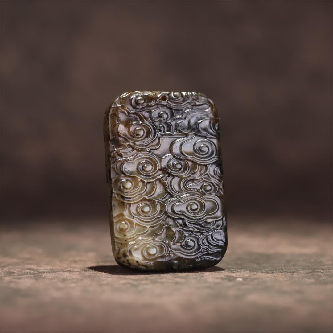 A beautiful ancient jade auspicious cloud pattern plaque: Exquisite ancient jade auspicious cloud pattern plaque Size:6.0x4.0x0.9cm W:56.4g (The Dimensions Of All Batches Are Manually Measured.If You Need More Detailed Information, Please Contact Our Custome
