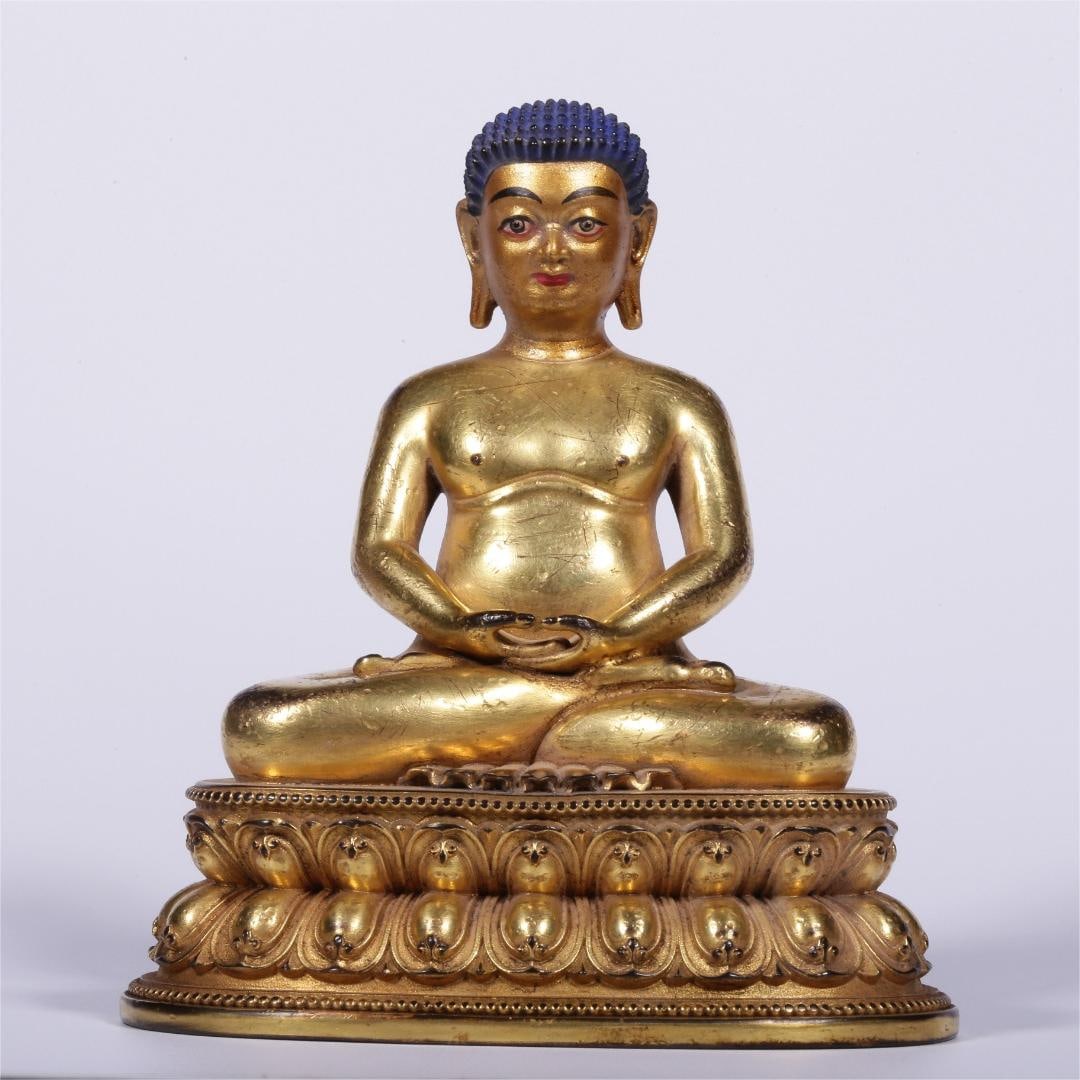 A bronze gilt statue of the Qing Dynasty made Buddha in the air: The copper gilt of the Qing Dynasty is not empty to make a seated Buddha statue Size:H:10cm L:8.3cm W:6.5cm W:384g (The Dimensions Of All Batches Are Manually Measured.If You Need More Detailed Inform