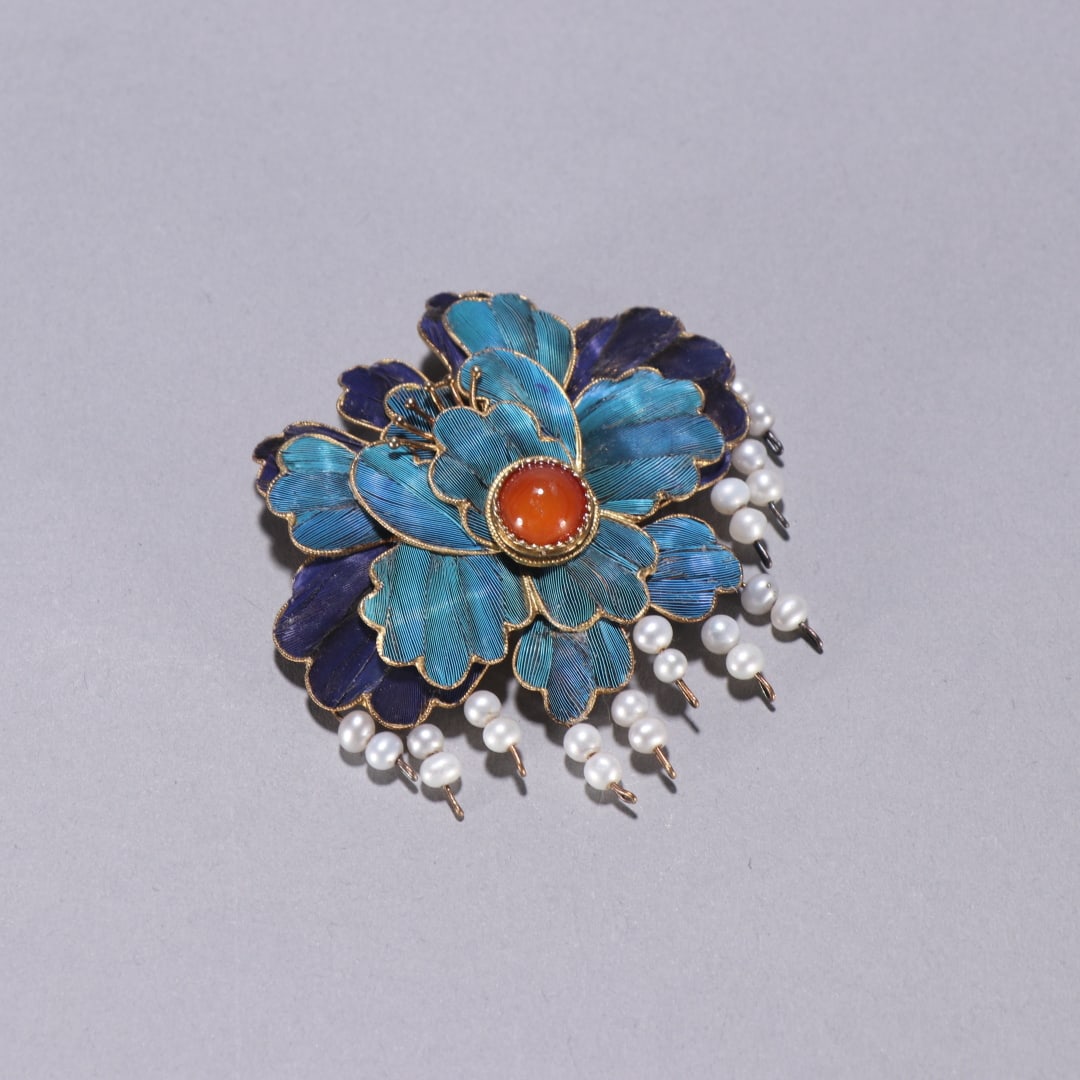 A silver gilt dotted emerald pattern brooch from the Qing Dynasty (1 of 9)