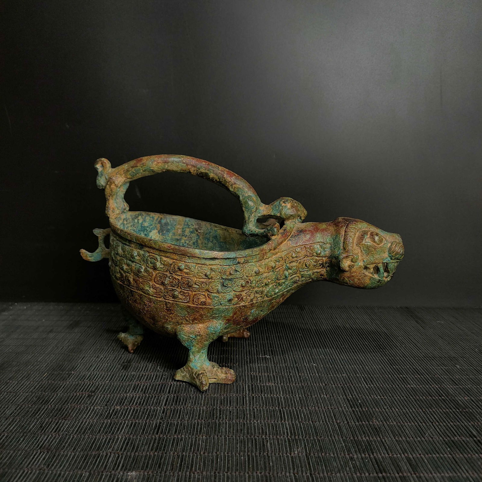 A bronze beam from the Warring States period overflows (1 of 9)